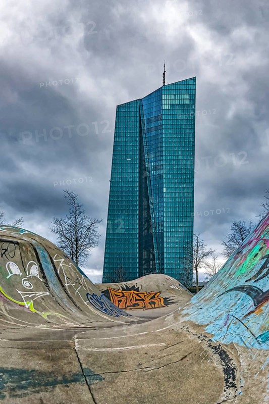 Skatepark in Osthafen, behind it European Central Bank (ECB) in front of dramatic clouds, Frankfurt am Main, Hesse, Germany