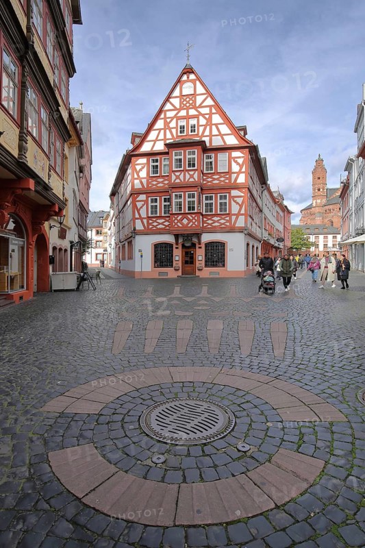 Historic restaurant Weinhaus zum Spiegel, round floor mosaic, pedestrian zone, Augustinerstraße, Old Town, Mainz, Rhine-Hesse region, Rhineland-Palatinate, Germany