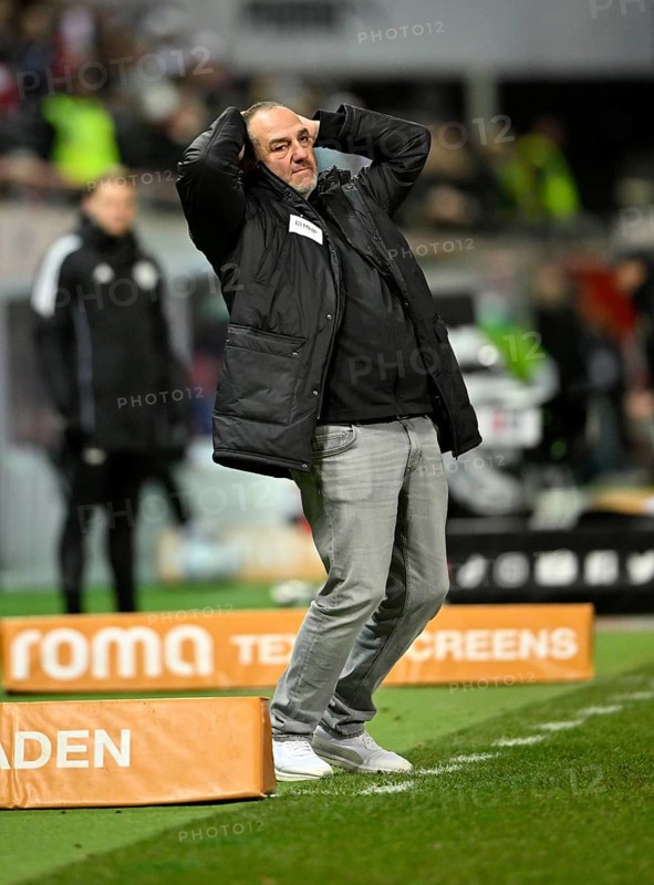 Coach Coach Frank Schmidt 1. FC Heidenheim 1846 FCH Disappointment disappointed after missed goal chance Gesture Gesture Voith-Arena, Heidenheim, Baden-Württemberg, Germany
