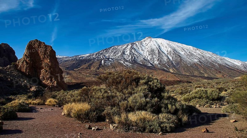 Roques de Garcia, hiking trail leads through landscape to snow-covered mountain, Teide, Parque Nacional del Teide, Teide National Park, volcano, volcanism, UNESCO World Heritage Site, Tenerife, Canary Islands, Spain