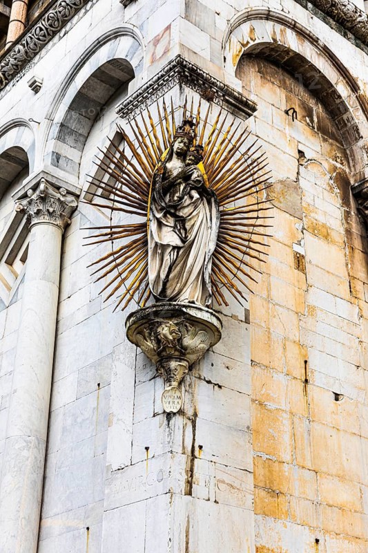 Mary with the Infant Jesus on the façade of the church of San Michele in Foro, historic city centre, Lucca, Tuscany, Italy