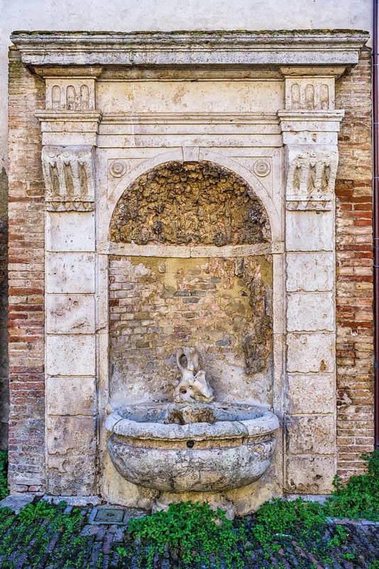 Historic fountain, Piazza del Duomo, Colle di Val d'Elsa, Tuscany, Italy