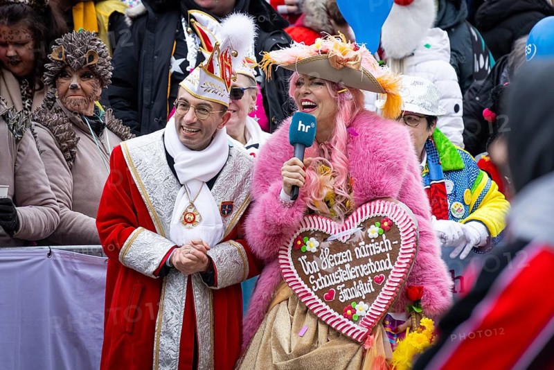 The Frankfurt carnival procession passes through the Römerberg in Frankfurt am Main on 15 February 2026, where Sonya Kraus interviews Frankfurt's Lord Mayor Mike Josef for Hessischer Rundfunk (hr), Römerberg, Frankfurt am Main, Hesse, Germany
