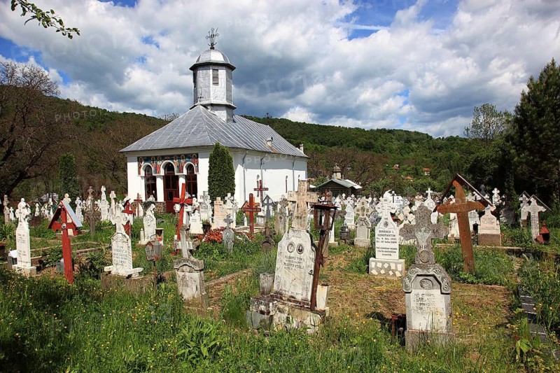 Biserica Sfantul Ierarh Nicolael, Saint Nicholas Church, with cemetery, in the municipality of Bradulet, in Arges County, Romania
