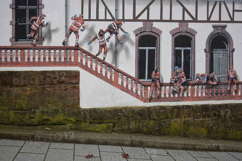 Mural construction by Jaune 2020, alleyway art, graffiti, construction workers jumping on balustrade, staircase, symbol, against, occupational safety, accident prevention, risk, curious, construction site, mason, road worker, Baugasse, Bad Vilbel, Wetterau, Hesse, Germany