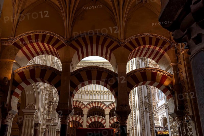 Impressive arched ceiling with red and white stripes inside the cathedral mosque of Córdoba (Mezquita-Catedral), Cordoba, Andalusia, Spain