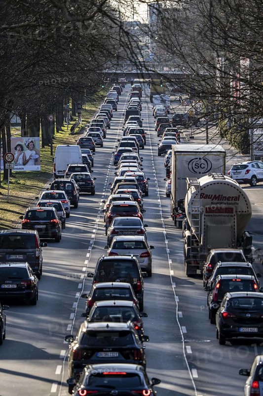City centre traffic, 3-lane Westfalendamm, federal highway B1, heavy traffic, Dortmund, North Rhine-Westphalia, Germany