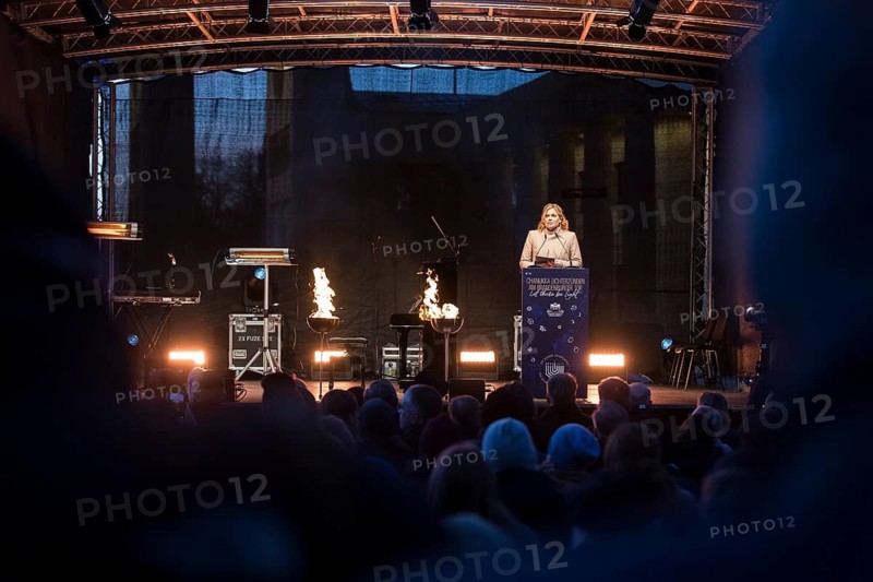 Julia Klöckner (President of the German Bundestag) speaks at the lighting of lights to mark 20 years of Hanukkah in front of the Brandenburg Tor, Berlin, 17 December 2025
