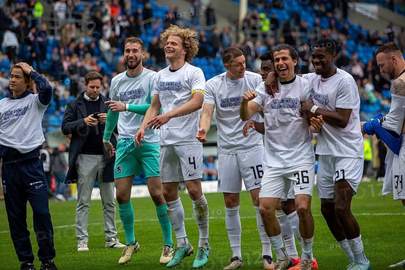 Football 3rd division, 2024/25 season, matchday 33: Waldhof Mannheim v 1860 Munich***The 1860 team celebrates the 3-0 win with their fans