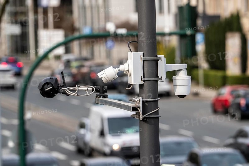 Flir and Vivotek video cameras at a large, busy traffic light intersection, Alfredstraße, B224 and Martinstraße, in Essen, they measure traffic flow, traffic density, recognize traffic jams or free traffic, they should thus ensure good traffic flow in the city, through intelligent traffic light switching that prevents traffic jams and allows traffic flow as much as possible, they collect traffic flow data for traffic planning, Part of a smart city, traffic control system of the city of Essen, North Rhine-Westphalia, Germany