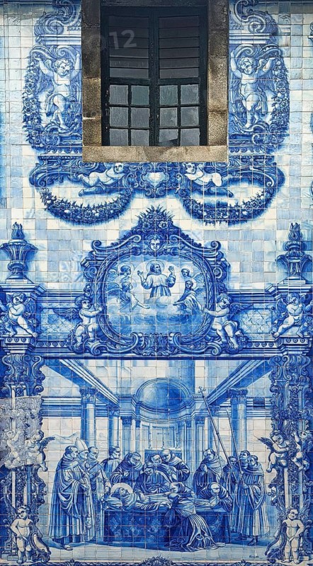 Capela das Almas de Santa Catarina, exterior façade with azulejo tiles depicting the death of Saint Francis of Assis, Porto, Portugal