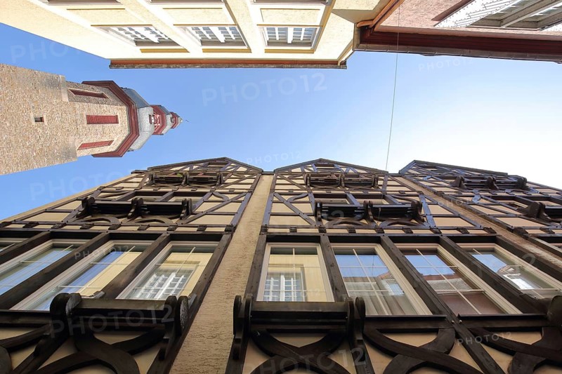 View up to the church tower of St. Martin church built in 1456 and half-timbered houses, looking up, narrow perspective, Bernstraße, Cochem, Mittelmosel, Rhineland-Palatinate, Germany