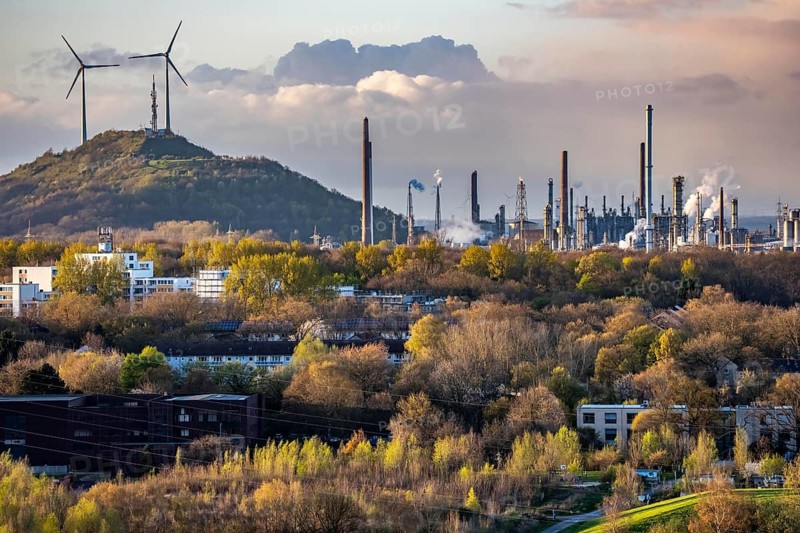 Ruhr Öl GmbH BP Gelsenkirchen, refinery, in Gelsenkirchen-Scholven, production of products from mineral oil, gasoline, diesel, kerosene, Halde Scholven, with 2 wind turbines, North Rhine-Westphalia, Germany