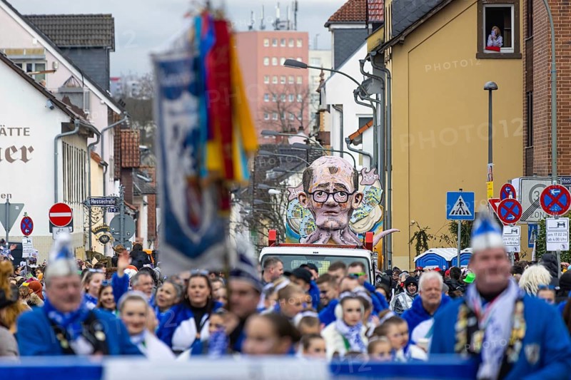 The Klaa Paris carnival parade passes through the streets of Frankfurt's Heddernheim, Heddernheim, Frankfurt am Main, Hesse, Germany
