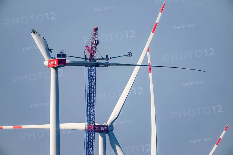 Dismantling a defective wind turbine, dismantling the two intact wings with a large crane, bent blade, in the Bedburg A44n wind farm, in the Garzweiler open-cast mining area, on the A44 motorway, on recultivated lignite mining area, for unknown reasons is a rotor of a Nordex N149/5.7 wind turbine, with a hub height of 164 meters and a total height of 239 meters, an output of 5.7 MW and a rotor diameter of 149 m, bent, the wind turbine is part of a wind farm of a joint venture between the City of Bedburg and RWE Renewables Europe & Australia, North Rhine-Westphalia, Germany
