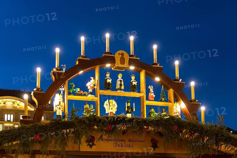 Detailed decoration on the stalls of the Striezelmarkt Christmas market, here a light arch with wooden figures from the Ore Mountains, Dresden, Saxony, Germany