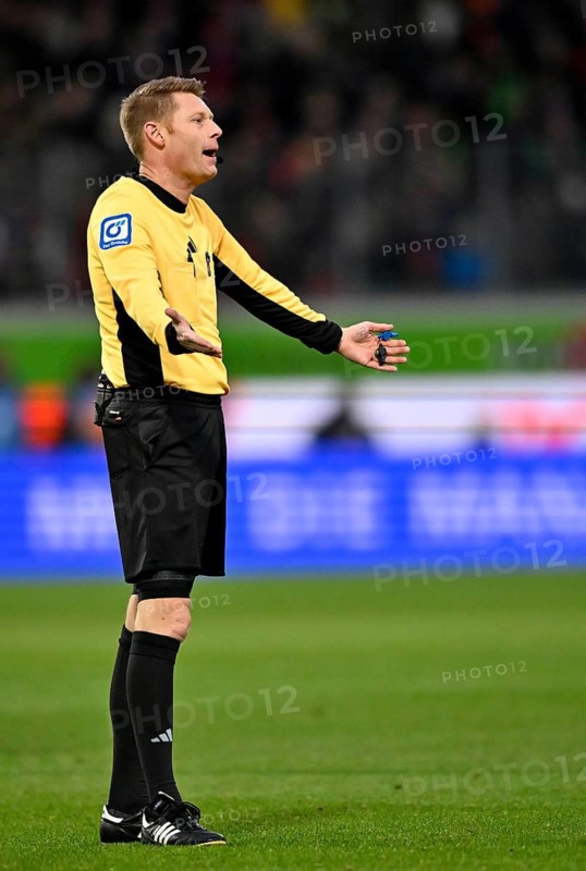 Referee Referee Christian Dingert Gesture Gesture Voith-Arena, Heidenheim, Baden-Württemberg, Germany