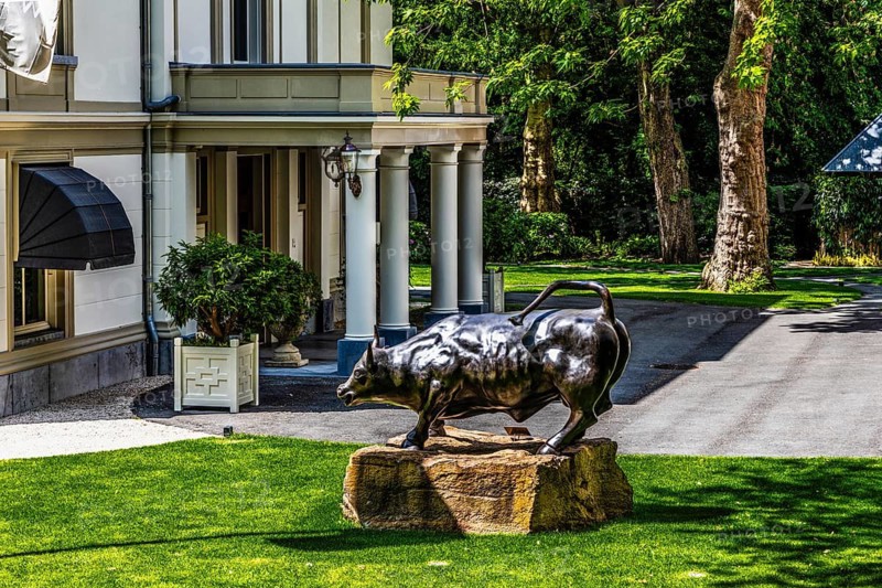 Wall Street Bull, historic manor house Buitenplaats Welgelegen, also known as Villa Welgelegen built in 1872 for the shipowner Philippus van Ommeren, in Scheepvaartkwartier at Parklaan 15, Rotterdam, the Netherlands