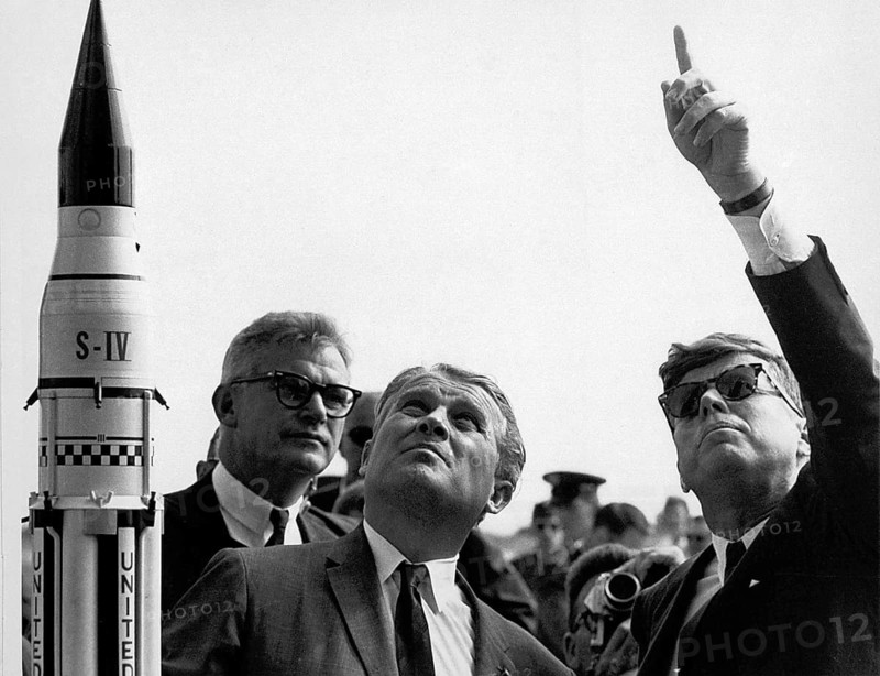 John F. Kennedy at Cape Canaveral with Wernher von Braun, who explains the Apollo programme and the Saturn rocket launch system to him. 116.11.1963, USA John Fitzgerald Kennedy, JFK (29 May 1917 in Brookline, Massachusetts - to his assassination on 22 November 1963 in Dallas, Texas) was one of the most important American presidents. He was a member of the Democratic Party. His presidency during the 'Cold War' was characterised by many crises: Construction of the Berlin Wall, Cuban Missile Crisis, escalation of the Vietnam War, African-American civil rights movement. He campaigned for the abolition of racial segregation in the southern states and pursued a policy of détente. Under his presidency, the 'Red Telephone' was set up and the treaty banning nuclear weapons testing in the atmosphere, in space and under water was ratified. Contemporary history, historical