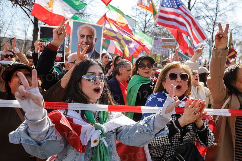 Iran demo for the end of the Islamist mullah regime in Iran, at the American Embassy in Berlin, 11.04.2026, Berlin, Berlin, Germany