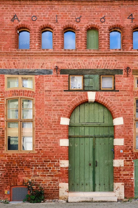 Old historic brick building with the year 1664 on the façade, former warehouse Spiegelberg 48a, Old Town Wismar, Mecklenburg-Western Pomerania, Germany