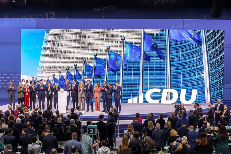 38th Federal Party Congress of the CDU of Germany in Stuttgart. Final picture with the new party leadership. The national anthem is traditionally sung, supplemented with the European anthem. Stuttgart, Baden-Württemberg, Germany