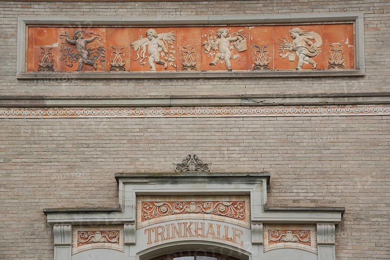 Side entrance with ornaments and reliefs, cherubs, inscription, detail, drinking hall, Wandelhalle, Baden-Baden, Nordschwarzwald, Black Forest, Baden-Württemberg, Germany