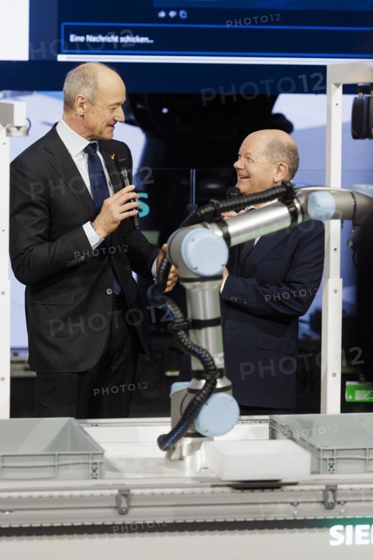 Roland bush, CEO Siemens and Olaf Scholz (SPD), Federal Chancellor, at the Hannover Messe Hanover, 22 April 2024