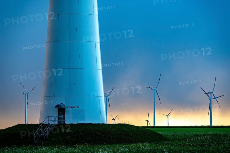 Königshovener Höhe onshore wind farm, on the A44 motorway near Bedburg, in front of the Jackerath triangle, autumn, sunset, recultivated open-cast mining site, Garzweiler open-cast lignite mine, operated by RWE and the city of Bedburg, North Rhine-Westphalia, Germany