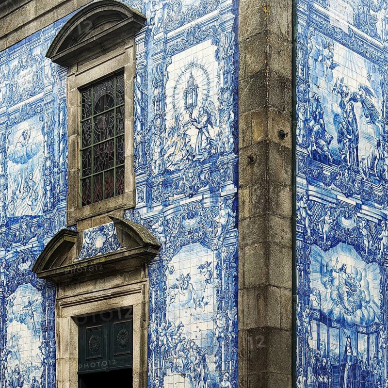 Capela das Almas de Santa Catarina, exterior façade decorated with 15947 azulejo tiles depicting scenes from the life of Saint Francis of Assisi and Saint Catherine, old town, Porto, Portugal