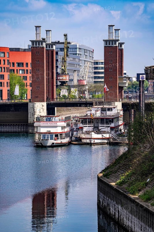 The Schwanentor bridge in the inner harbour of Duisburg, one of 3 lifting bridges, can be raised up to 10 metres, newly renovated, connects the city centre with the district of Kaßlerfeld, Ruhrort, North Rhine-Westphalia, Germany, landing stage Schwanentor, harbour tour ships