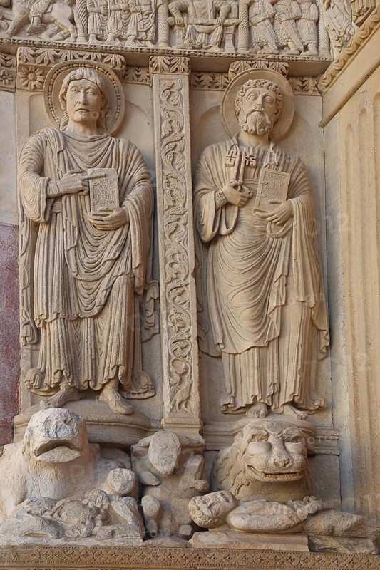 Biblical stone sculptures of the Apostles Peter and John at the entrance, reliefs, stone carving, handicrafts, St-Trophime church, Place de la République, Arles, Bouches-du-Rhône, Camargue, Provence, France