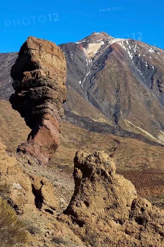 Roques de Garcia, volcanic rock formations under sunny sky in front of a mountain range, Teide, Parque Nacional del Teide, Teide National Park, volcano, volcanism, UNESCO World Heritage Site, Tenerife, Canary Islands, Spain