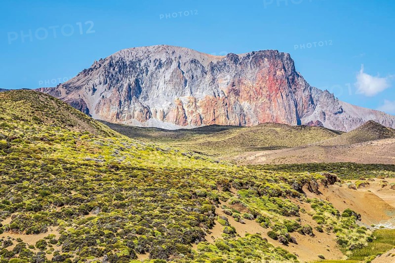 Road Ruta 41, gravel road, arid volcanic landscape, Los Antiguos - Paso Roballo, Argentina