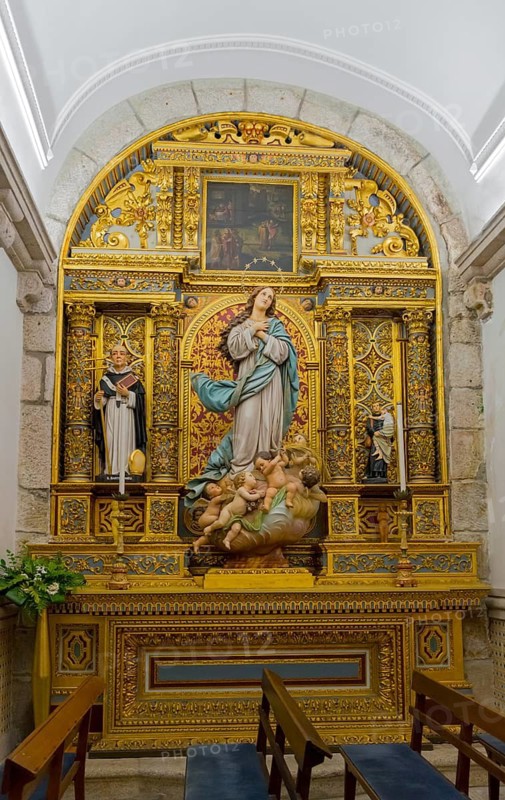 Small altar with Madonna statue and golden decorations in a church, Igreja Matriz de Esposende, Esposende, União das Freguesias de Esposende, Marinhas e Gandra, Norte, Portugal