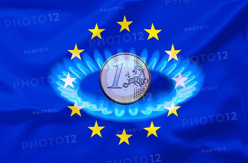 Gas flame with 1 euro coin, gas embargo, gas embargo, energy prices, inflation rate, gas price, studio recording, Federal Republic of Germany