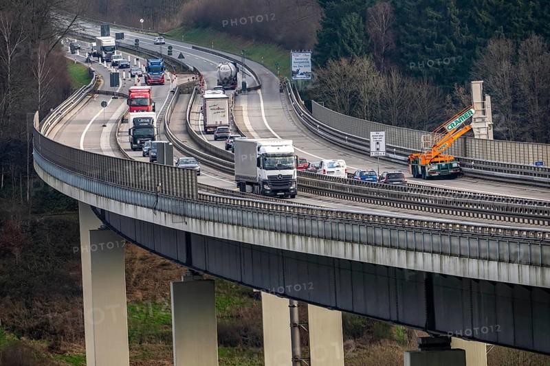The Wiehl Valley Bridge, A4 motorway, the motorway bridge is considered extremely dilapidated, there is massive damage to the road plate and the main structure of the bridge, repair work below the bridge, traffic only rolls in one lane in each direction, trucks are still allowed to drive there with a maximum of 44 t and must keep a minimum distance of 50 meters, there is a risk of full closure, the bridge is 700 meters long, built in 1970, in Bergische Land, near Weiershagen, belongs to the city of Wiehl, North Rhine-Westphalia, Germany