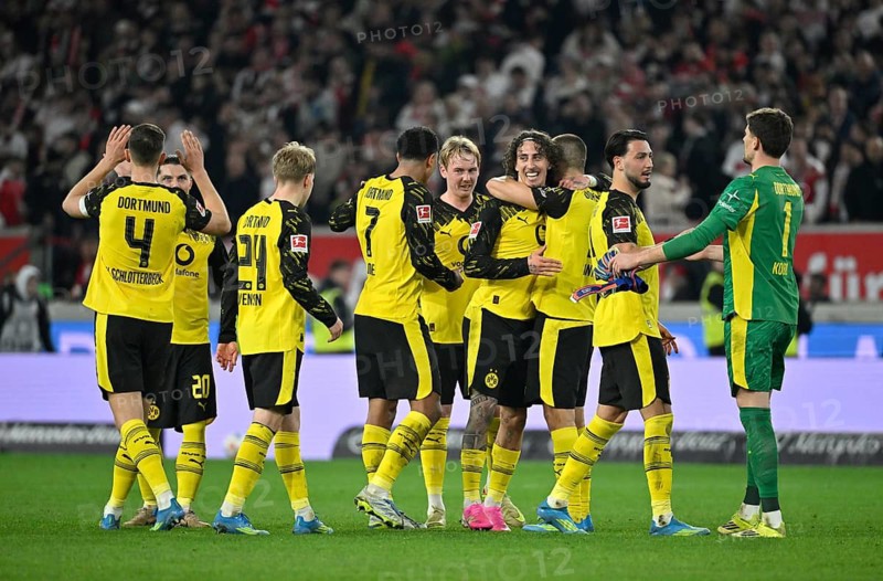 Final cheer, joy, happiness, jubilation Borussia Dortmund BVB goalkeeper Gregor Kobel Borussia Dortmund BVB (01) Fabio Silva Borussia Dortmund BVB (21) Waldemar Anton Borussia Dortmund BVB (03) Daniel Svensson Borussia Dortmund BVB (24) Julian Brandt Borussia Dortmund BVB (10) Nico Schlotterbeck Borussia Dortmund BVB (04) Soccer Bundesliga, MHPArena, MHP Arena Stuttgart, Baden-Württemberg, Germany