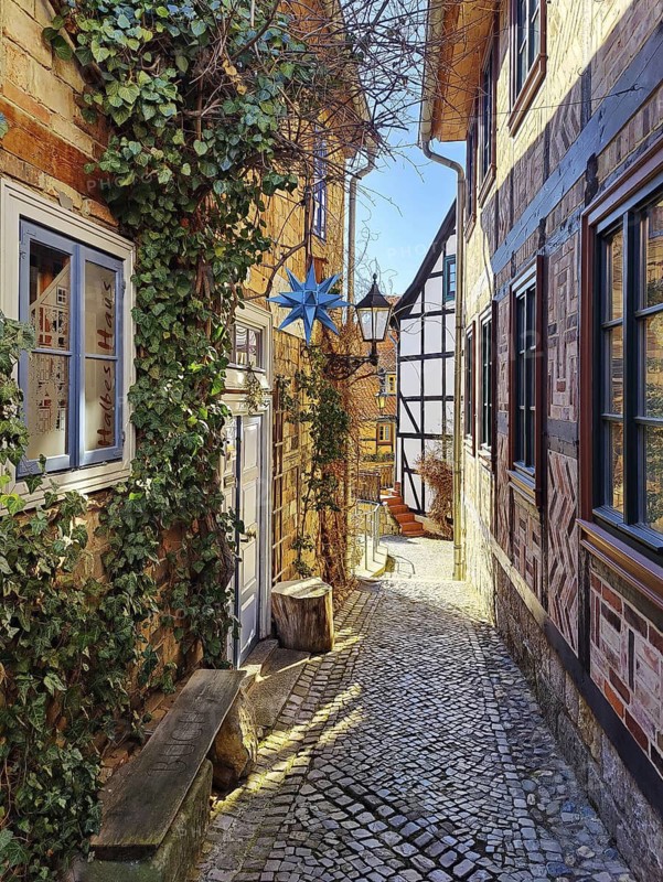 Narrow, romantic passageway with half-timbered houses on the Schlossberg, Old Town of the World Heritage City of Quedlinburg, Saxony-Anhalt, Germany