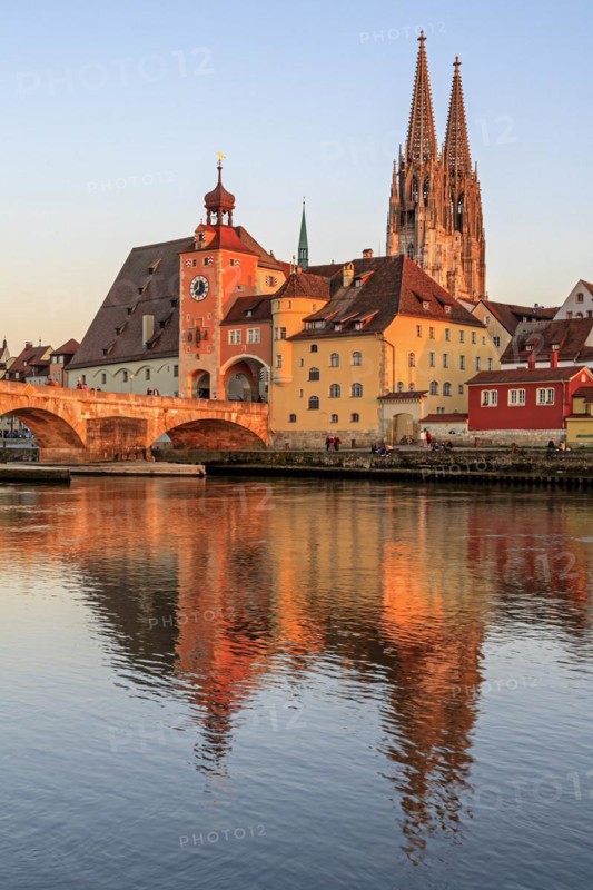 Church and bridge reflected in river, evening light, sunny, idyllic, Regensburg Cathedral and stone bridge, Regensburg, Danube, Bavaria, Germany