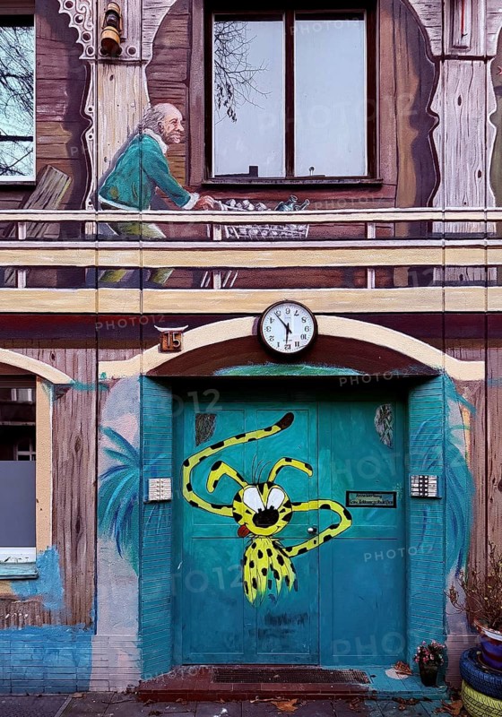 Kiefernstraße, residential street of the left-wing alternative scene with street art on house facades, Düsseldorf, North Rhine-Westphalia, Germany