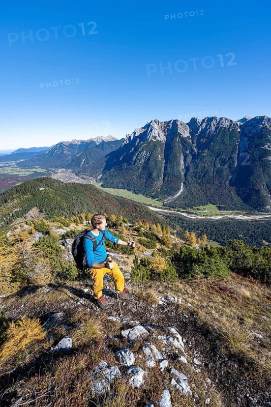 Mountaineers on a hiking trail, autumnal mountain landscape, ascent to the Große Arnspitze, view of mountain peaks of the Karwendel, near Scharnitz, Bavaria, Germany