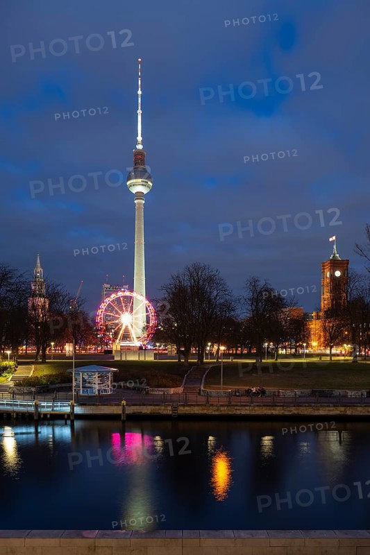 View over the Spree to the city centre park, Ferris wheel in front of the TV tower, Red City Hall, Blue Hour, Mitte, Berlin, Germany