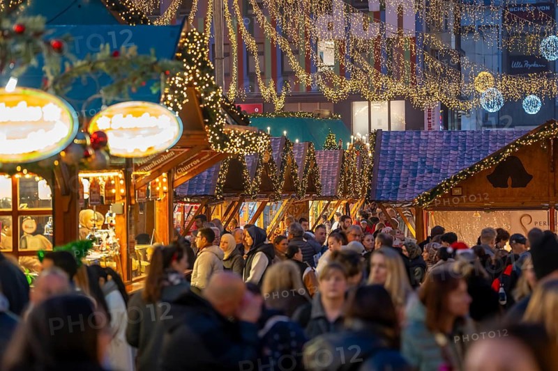 Pre-Christmas time, visitors to de, Christmas market in downtown Essen, on Kennedyplatz, the market is already opening in mid-November, Christmas lights, Essen Light Weeks, North Rhine-Westphalia, Germany