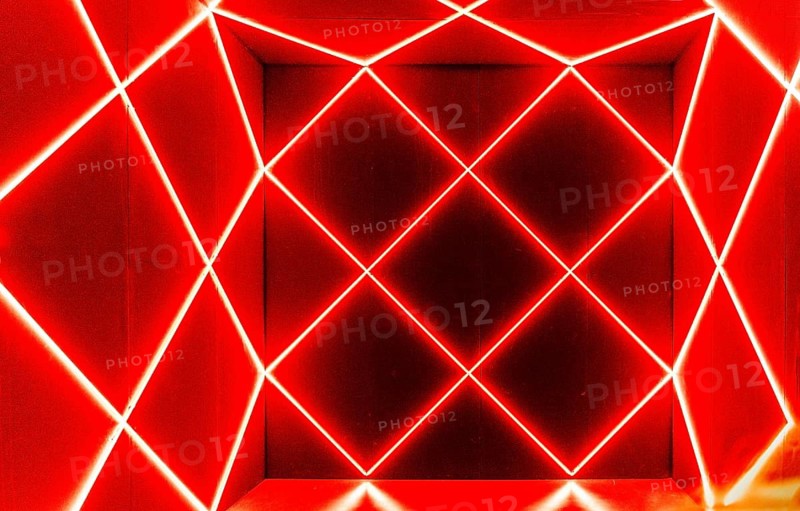 Cabin with two intersecting neo-frames, Francois Morellet, 1972, Kunsthal with temporary exhibition 100 Years of Kinetic Art, kinetic art with light effects, Rotterdam, Netherlands