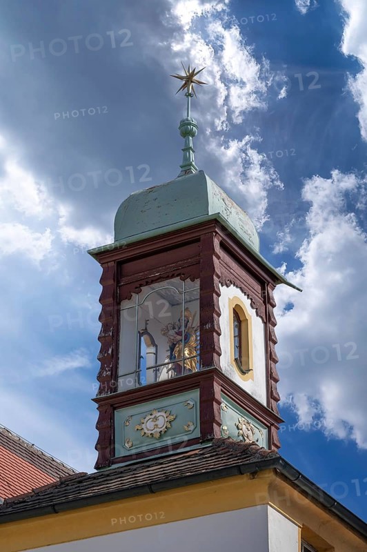 Town house from 1722 with tower pavilion with Madonna figure in lantern, landmark of the Allersberger Drahtziher, so-called Heckelhaus, Marktplatz 25, Allersberg, Middle Franconia, Bavaria, Germany