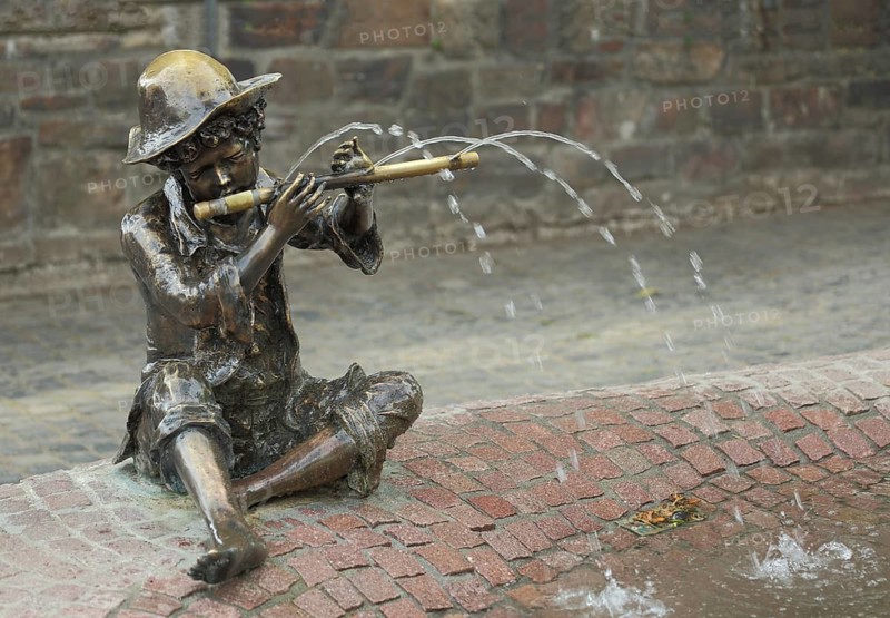 Flute player at the fountain, modern art, bronze, sculpture, jack with hat playing the flute, making music, water games, water jets, banks of the Rhine, Biebrich, Wiesbaden, Taunus, Hesse, Germany