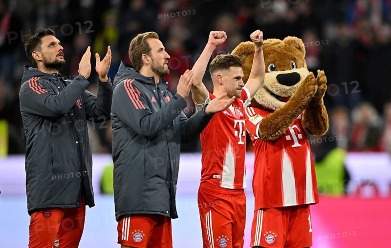 Goalkeeper Sven Ulreich FC Bayern Munich FCB (26) Harry Kane FC Bayern Munich FCB (09) Joshua Kimmich FC Bayern Munich FCB (06) Mascot Berni FC Bayern Munich FCB (12) Final cheer thanking fans clapping hands, applause gesture Football Bundesliga, Allianz Arena, Munich, Bayern, Germany