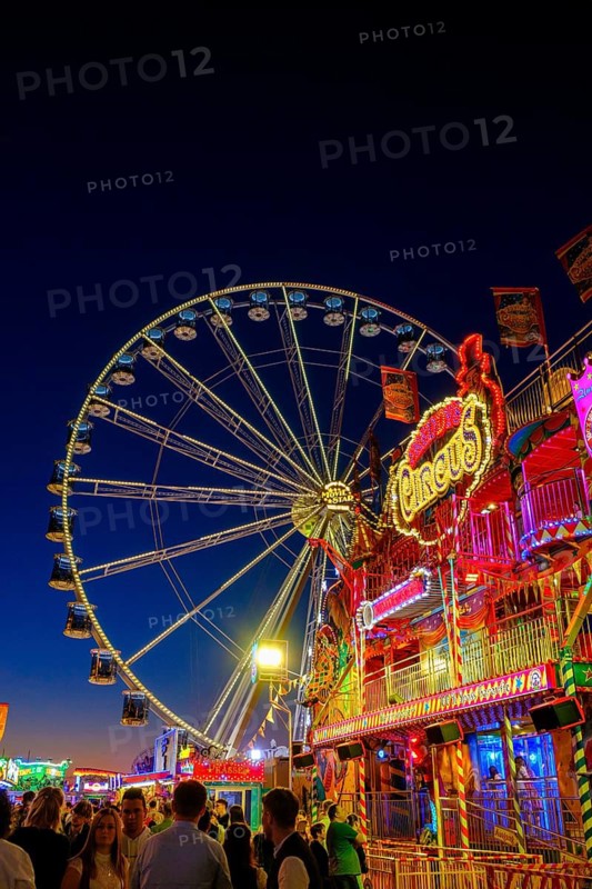 Twilight, lights, fairground ride, carousel, Ferris wheel, Passauer Mai Dult, folk festival, funfair, Passau, Lower Bavaria, Bavaria, Germany