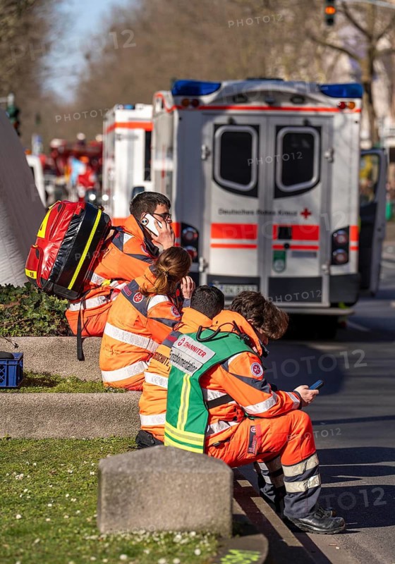 Rose Monday carnival parade in Düsseldorf, rescue workers at the Rose Monday parade, Johanniter